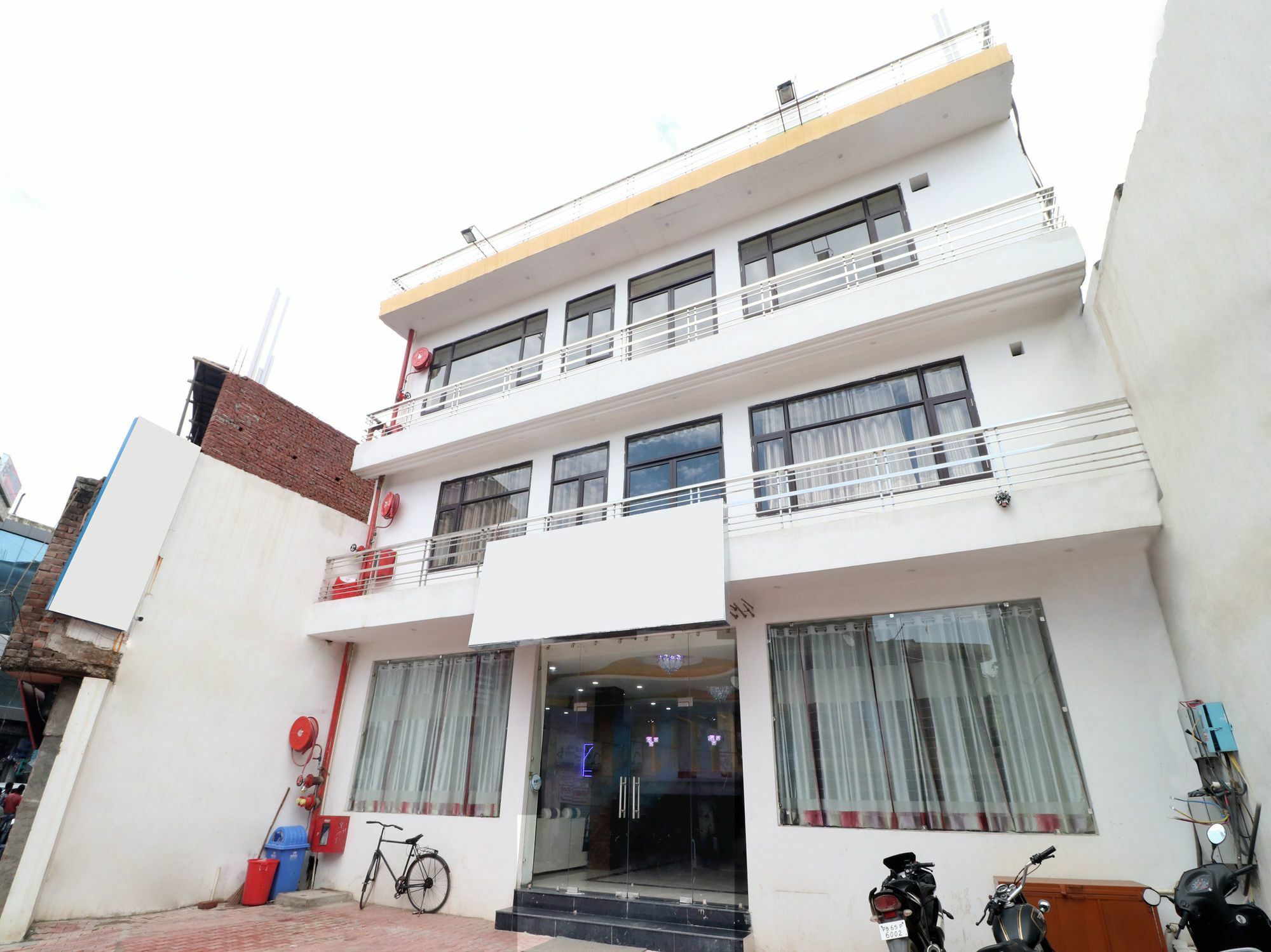 Oyo 16694 Hotel Kb Square Chandīgarh Exterior foto